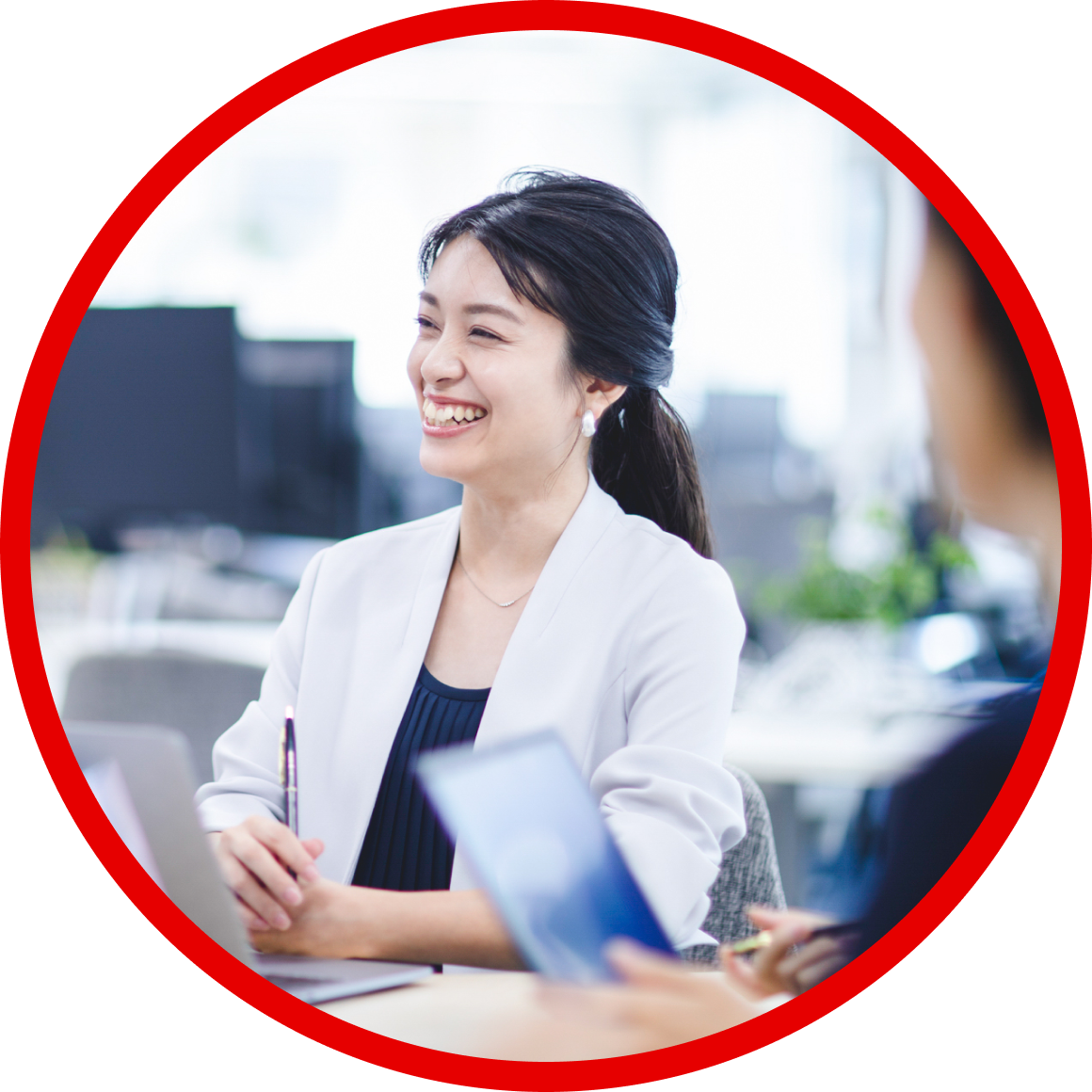 笑顔の女性の画像